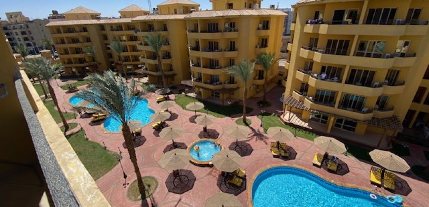 APARTMENT WITH POOL VIEW