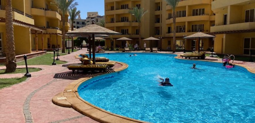 APARTMENT WITH POOL VIEW