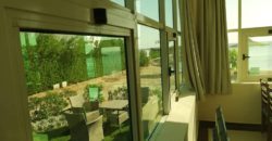 Полностью меблированная 2-комнатная квартира с видом на море с частным пляжем В красивом курорте!